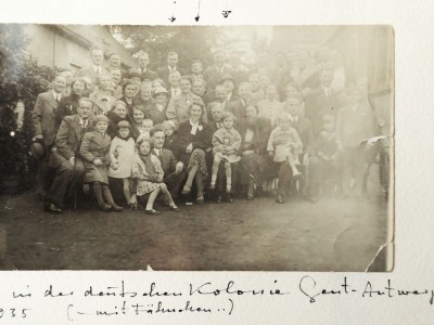 1935. Gent, Belgien. Wegen der anhaltenden Wirtschaftskrise in Deutschland, lebte die Familie 1935/36 in Gent, wo der Vater eine gute Anstellung gefundenhatte. Bild: vorne Mitte, Eleonore mit ihren Eltern.