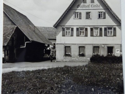 Aach, Gasthof Linde. Wohnung der Familie Kötter von 1943 bis 1952. Daneben die Scheune: erste provisorische Bleibe des Ehepaars Minitzki. Olga Minitzki gab EK ersten Kunstunterricht.