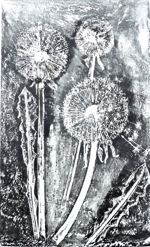 Pusteblume - fliegende Samen der Löwenzahnblüte