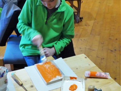 Dezember-Galerie 2018. Kinder-Kreativwerkstatt: Joshua Bok aus Aach beim Farbauftrag auf den fertigen Holzdruckstock.