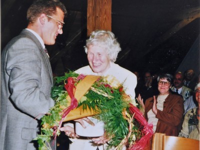 6.9.1997. Bürgermeister Hans Jürgen Pütsch gratuliert Eleonore Kötter zur Eröffnung des Graphischen Kabinetts.
