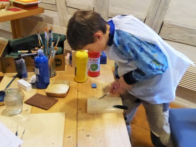 Dezember-Galerie 2018. Kinder-Kreativ-Werkstatt. Jonas Dürr aus Dornstetten schneidet sein Motiv in den Holzdruckstock.