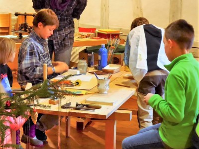 Dezember-Galerie 2018. Kleine Künstler fertigen weihnachtliche Holzschnitte. Betreut werden sie von Eva Weidt, Leiterin der Kinder-Kreativwerkstatt.